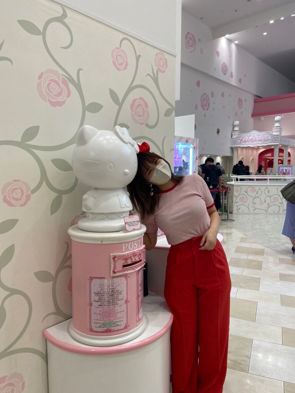 ブラック系のハンドバッグ、レッド系のTシャツ/カットソー、レッド系のスラックスを着用したレディースの秋コーディネートの2枚目の写真