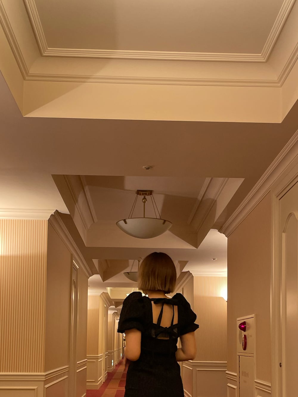 ブラック系のつなぎ/オールインワンを着用したレディースの秋コーディネートの2枚目の写真