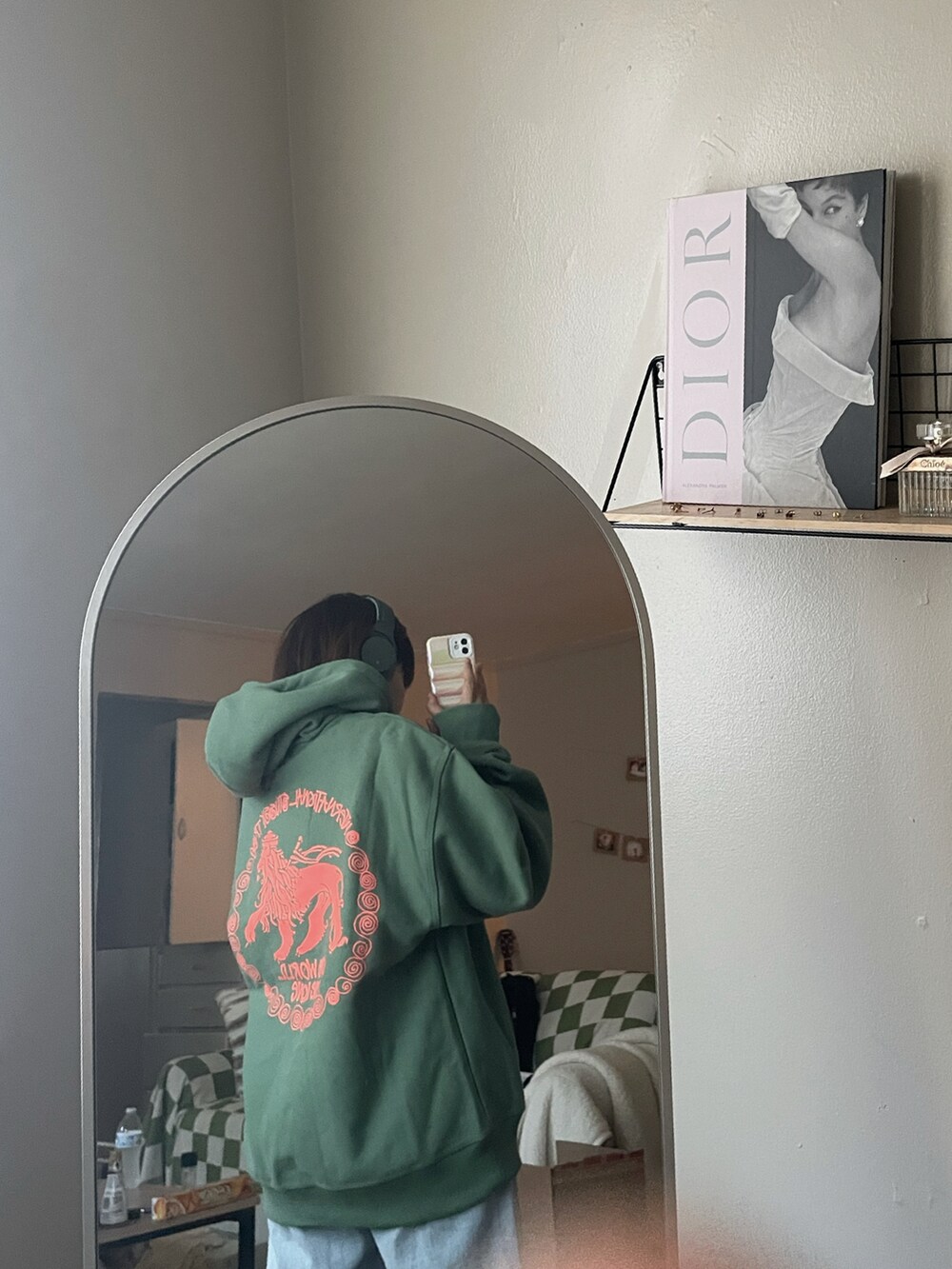 ブラック系のスニーカー、グリーン系のパーカーを着用したレディースの秋コーディネートの3枚目の写真