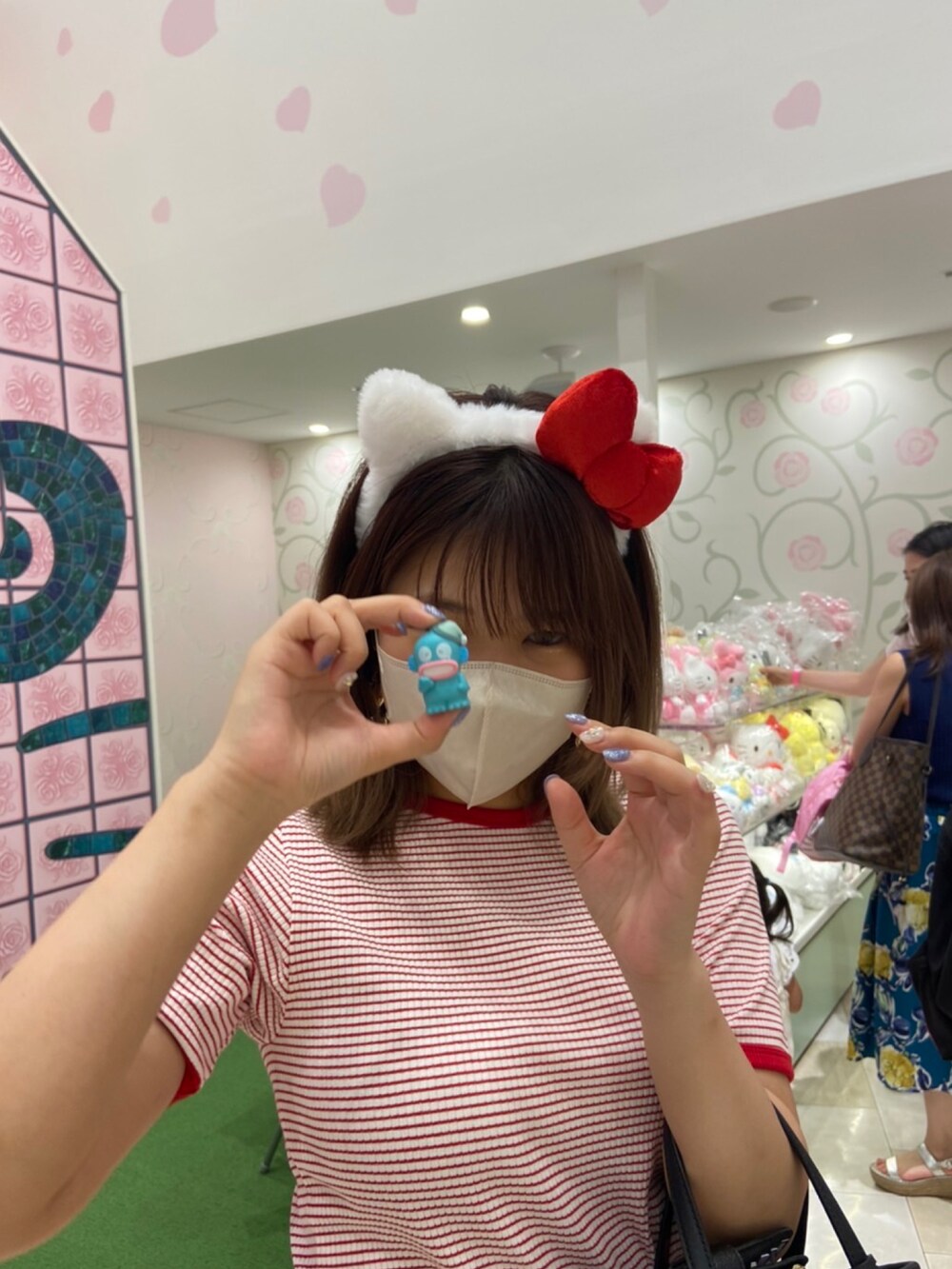 ブラック系のハンドバッグ、レッド系のTシャツ/カットソー、レッド系のスラックスを着用したレディースの秋コーディネートの3枚目の写真