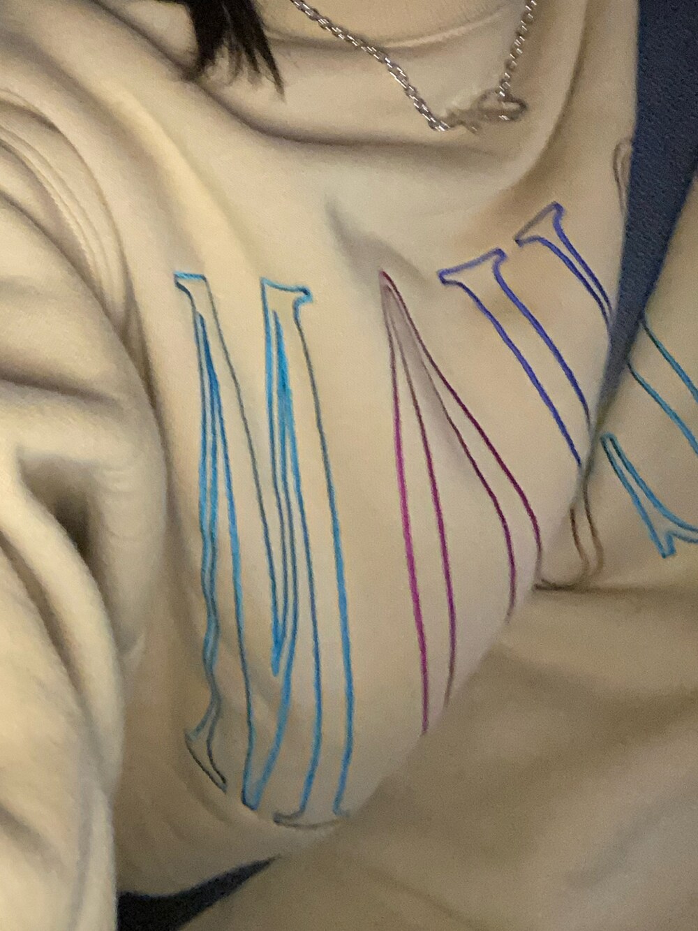 イエロー系のスウェット、ホワイト系のスニーカー、ブラック系のニットキャップ/ビーニーを着用したレディースの春コーディネートの2枚目の写真