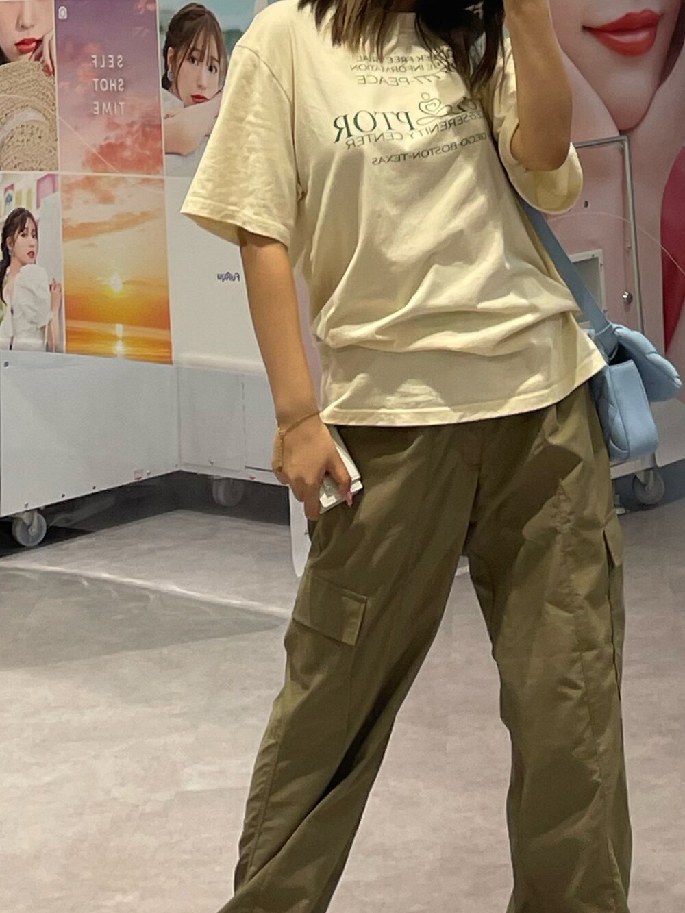 イエロー系のTシャツ/カットソー、グリーン系のカーゴパンツを着用したレディースの夏コーディネートの2枚目の写真