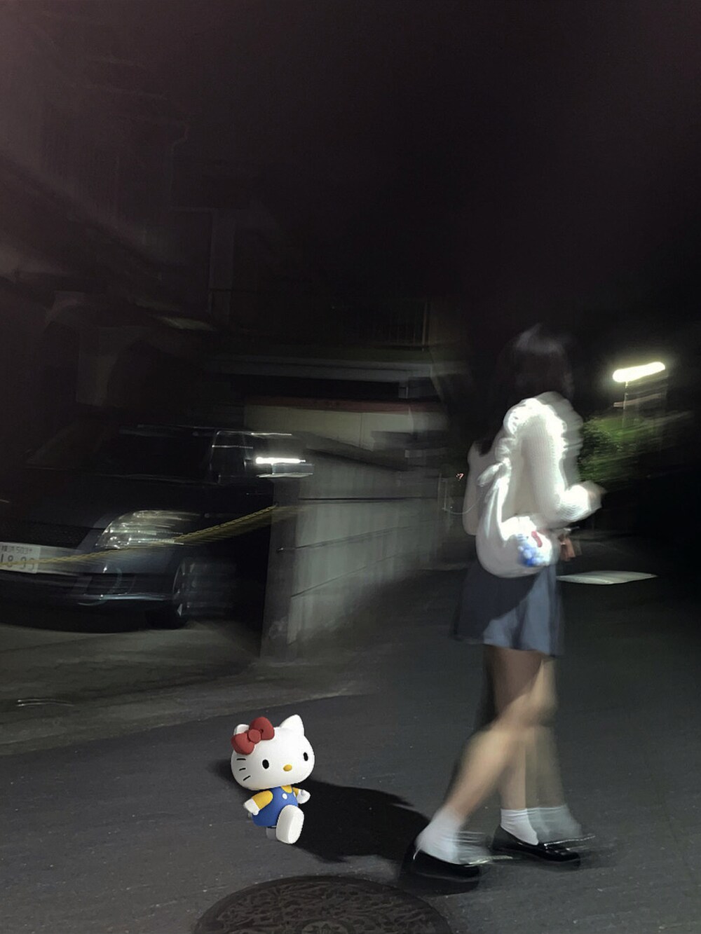 グレー系のスカート、ホワイト系のカーディガン/ボレロ、ホワイト系のキャミソールを着用したレディースの夏コーディネートの2枚目の写真