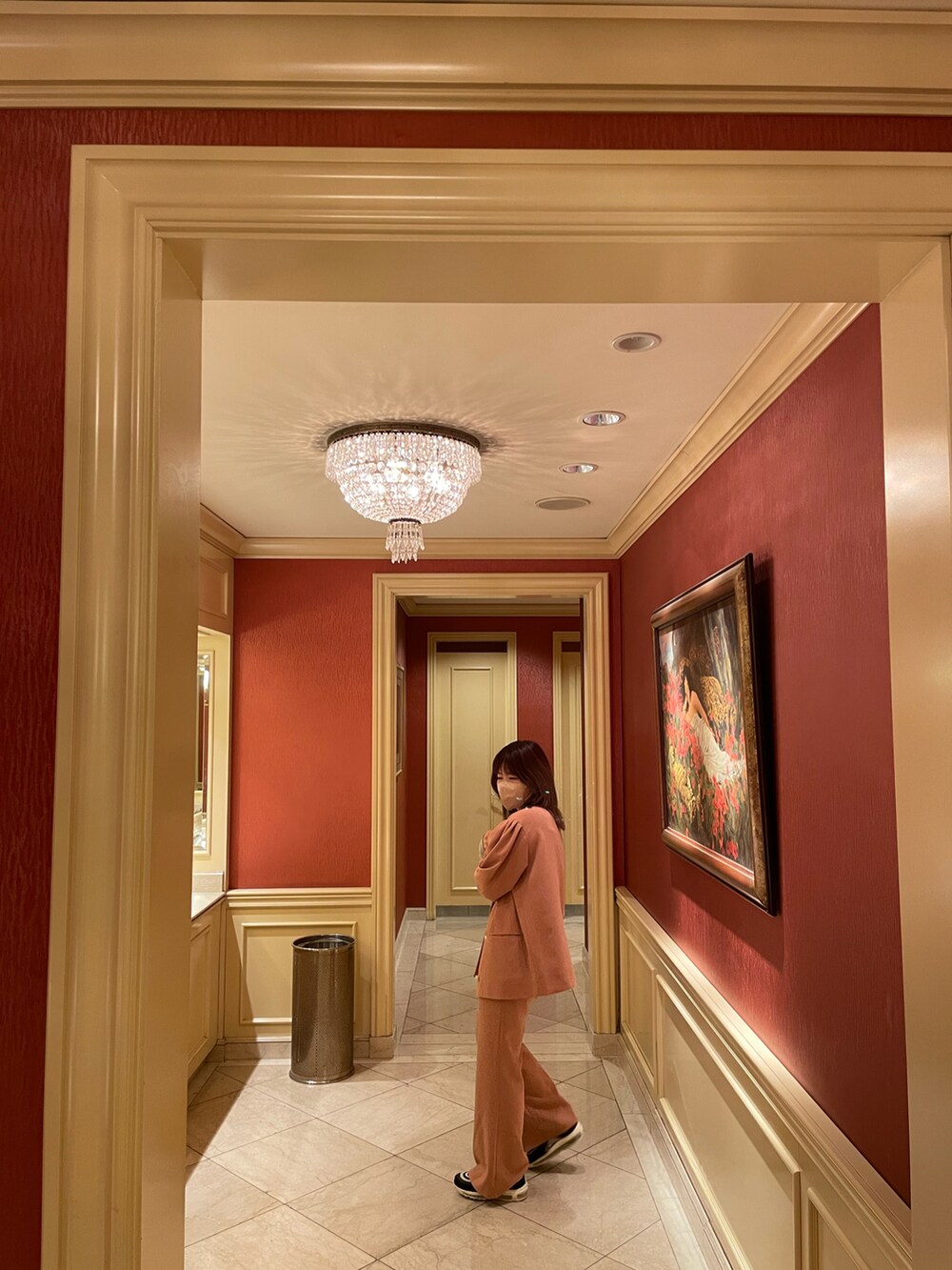 グリーン系のTシャツ/カットソー、ピンク系のノーカラージャケット、ピンク系のスラックスを着用したレディースの秋コーディネートの2枚目の写真