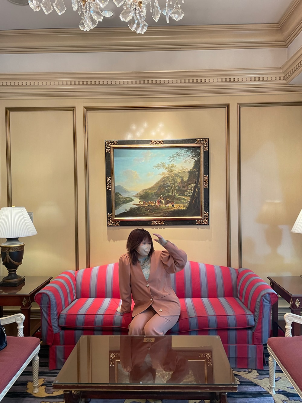 グリーン系のTシャツ/カットソー、ピンク系のノーカラージャケット、ピンク系のスラックスを着用したレディースの秋コーディネートの3枚目の写真