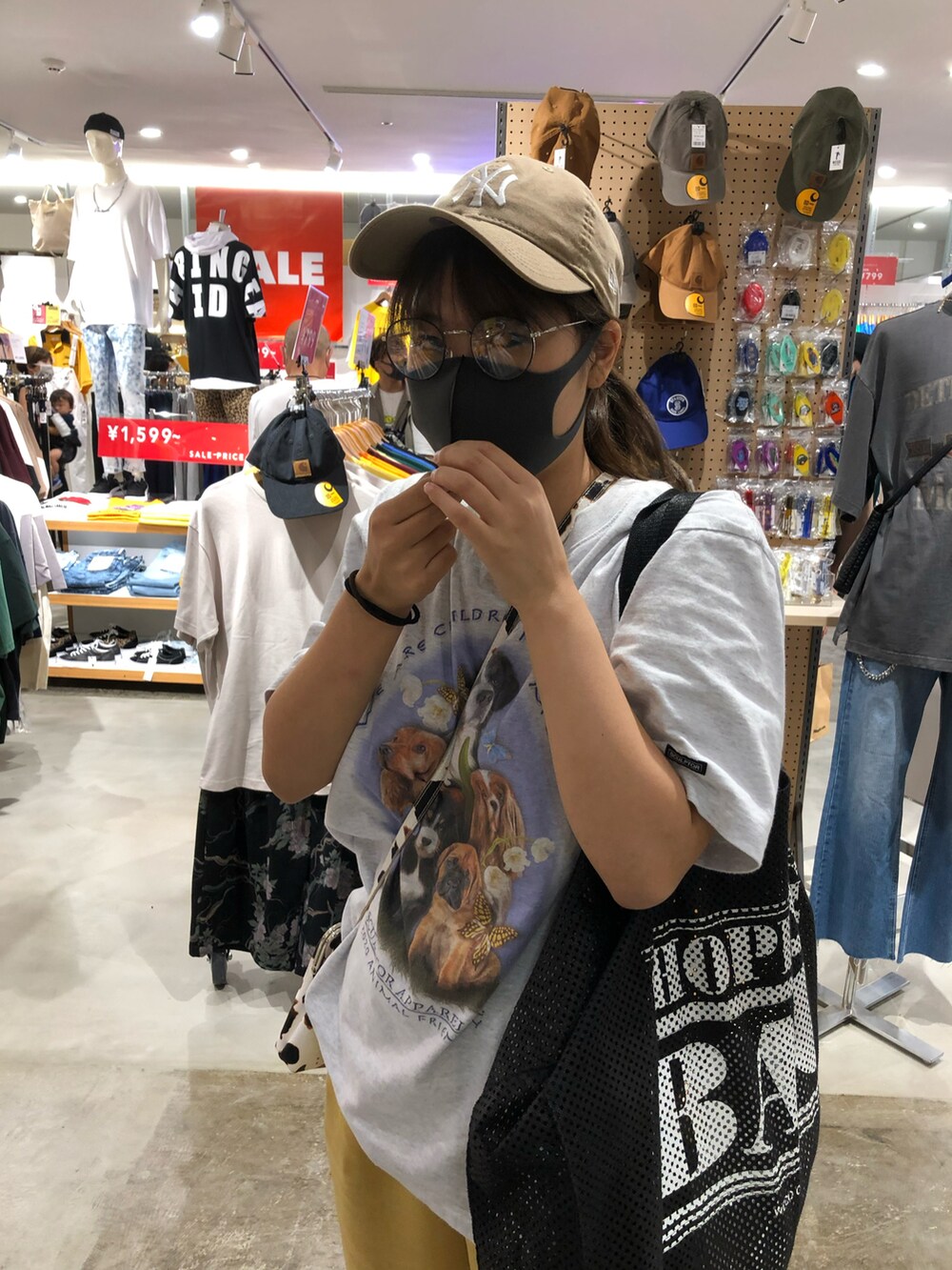 イエロー系のその他パンツ、グレー系のTシャツ/カットソー、その他のショルダーバッグを着用したレディースの春コーディネートの2枚目の写真