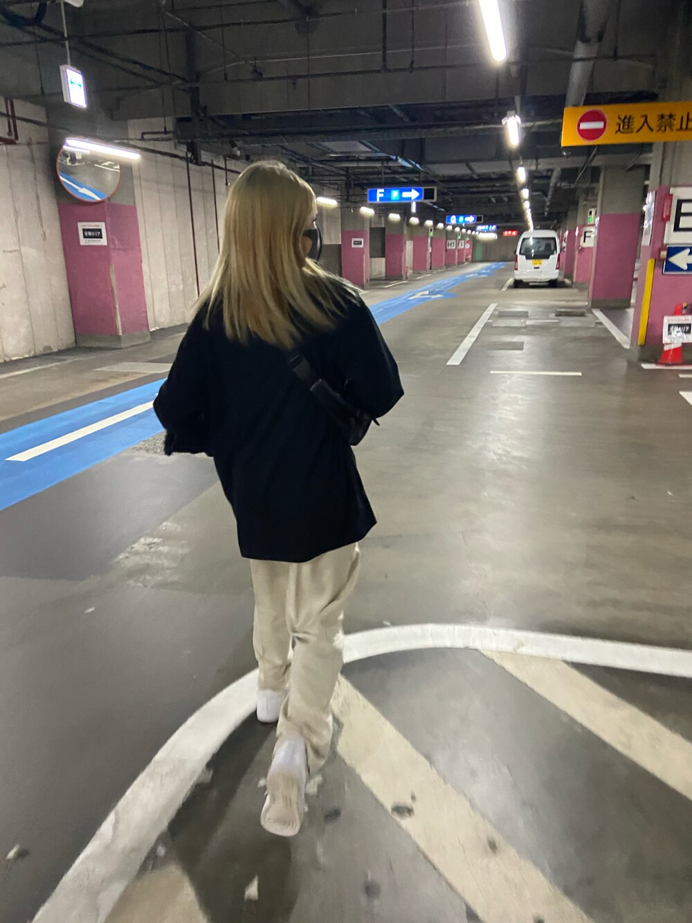 ホワイト系のスニーカー、ブラック系のTシャツ/カットソーを着用したレディースの春コーディネートの2枚目の写真