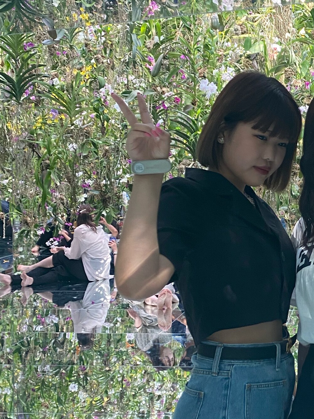 ブルー系のデニムパンツ、ブラック系のベルトを着用したレディースの秋コーディネートの2枚目の写真