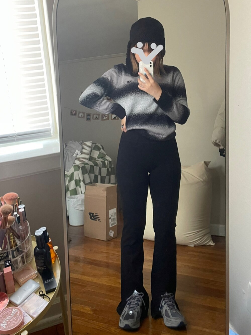 ブラック系のニット/セーター、ブラック系のその他パンツ、グレー系のスニーカーを着用したレディースの冬コーディネートの2枚目の写真