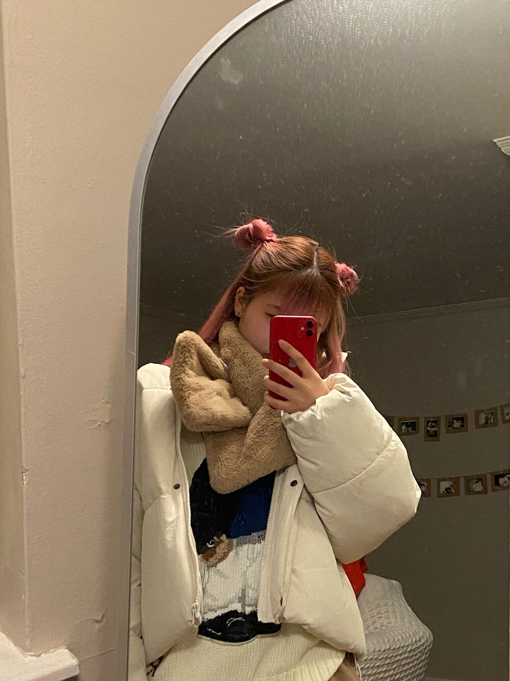 ホワイト系のニット/セーターを着用したレディースの春コーディネートの2枚目の写真