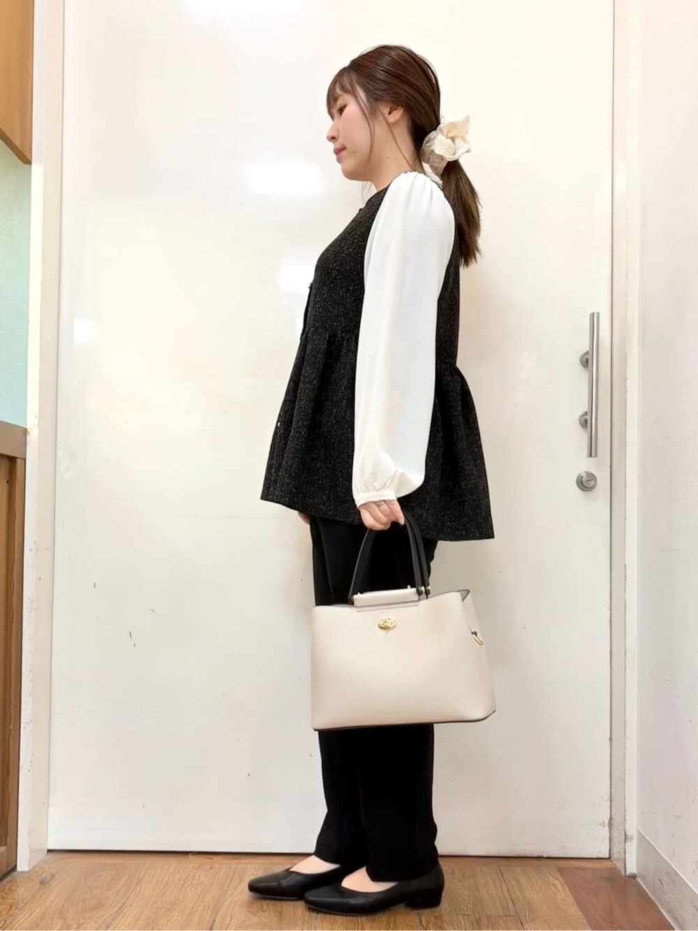 ブラック系のシャツ/ブラウス、ブラック系のその他パンツ、ブラック系のパンプスを着用したレディースの冬コーディネートの3枚目の写真