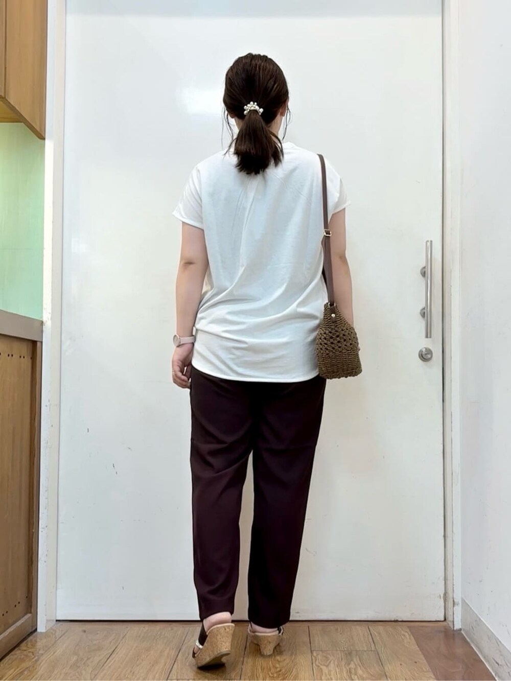 ホワイト系のTシャツ/カットソー、ブラウン系のその他パンツ、ブラウン系のショルダーバッグを着用したレディースの夏コーディネートの3枚目の写真