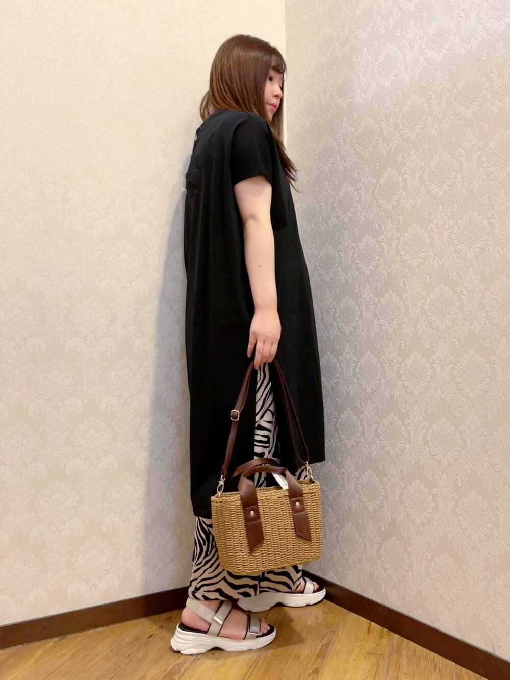 ブラック系のワンピース、ベージュ系のその他パンツ、ブラウン系のショルダーバッグを着用したレディースの夏コーディネートの2枚目の写真