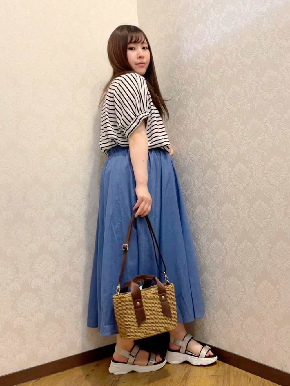 ブラック系のTシャツ/カットソー、ブルー系のスカート、ブラウン系のショルダーバッグを着用したレディースの夏コーディネートの2枚目の写真