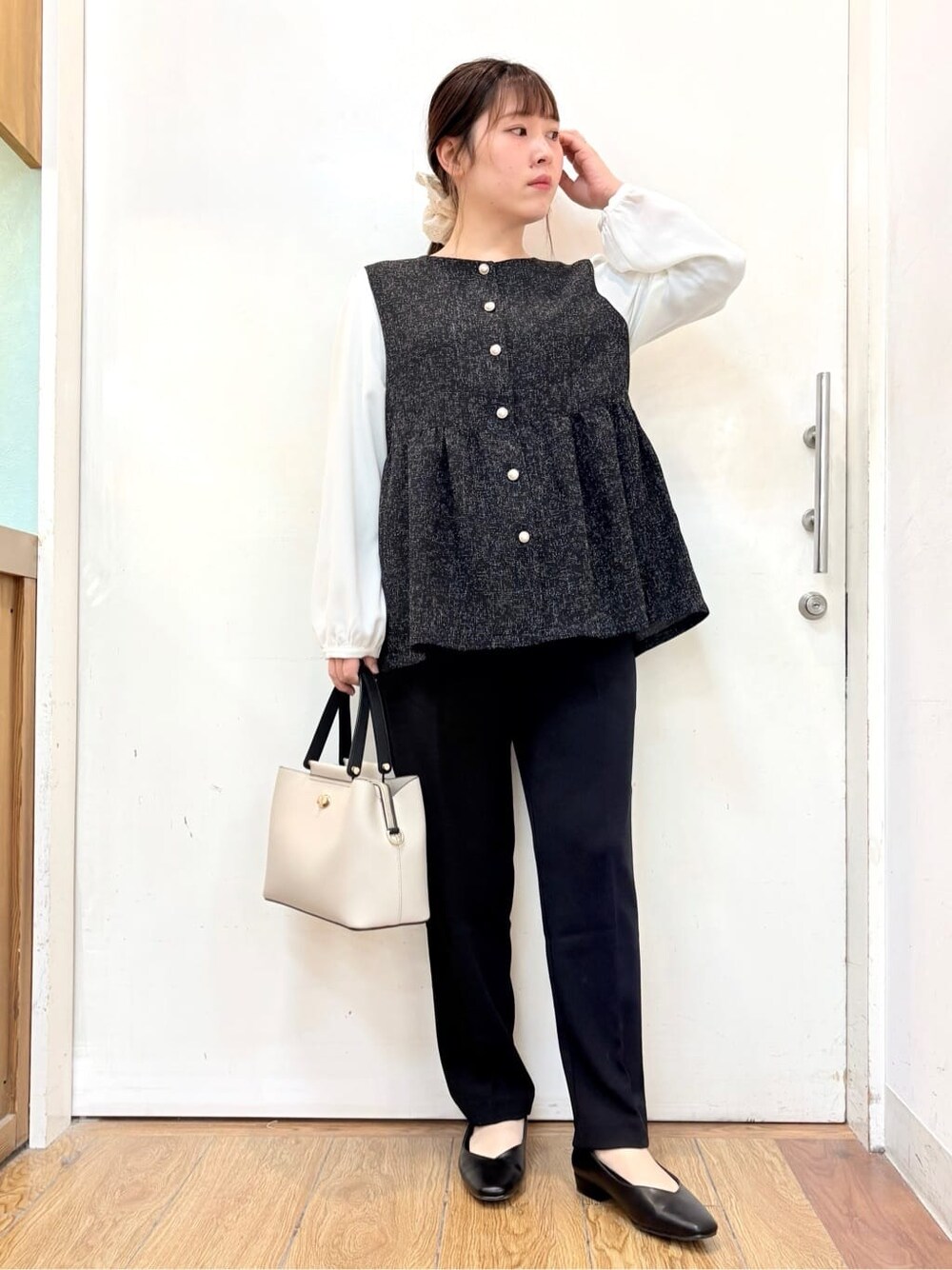 ブラック系のシャツ/ブラウス、ブラック系のその他パンツ、ブラック系のパンプスを着用したレディースの冬コーディネートの2枚目の写真
