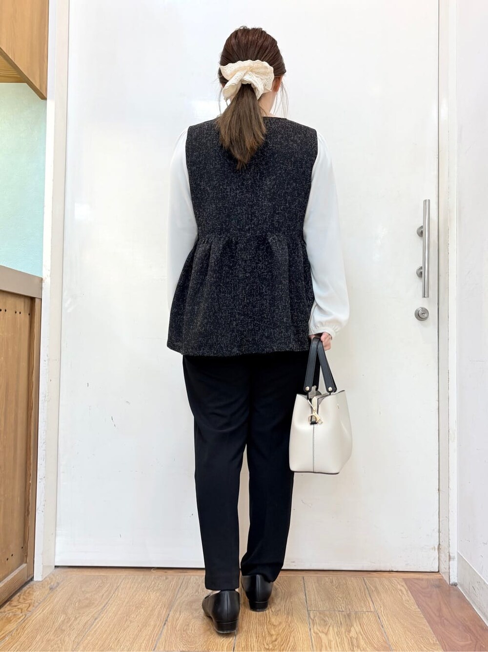 ブラック系のシャツ/ブラウス、ブラック系のその他パンツ、ブラック系のパンプスを着用したレディースの冬コーディネートの4枚目の写真
