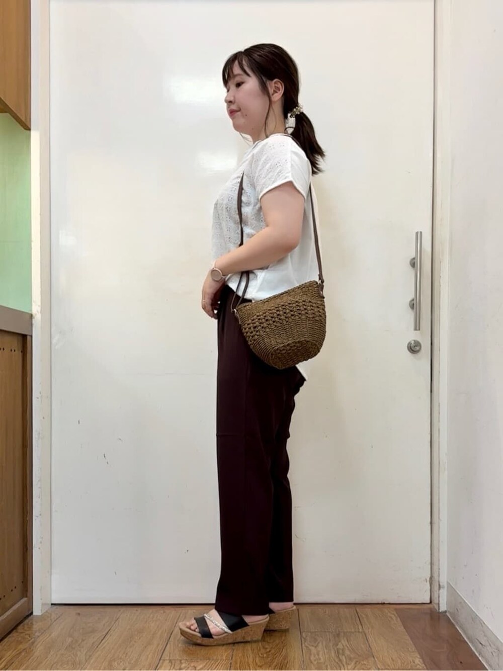 ホワイト系のTシャツ/カットソー、ブラウン系のその他パンツ、ブラウン系のショルダーバッグを着用したレディースの夏コーディネートの2枚目の写真