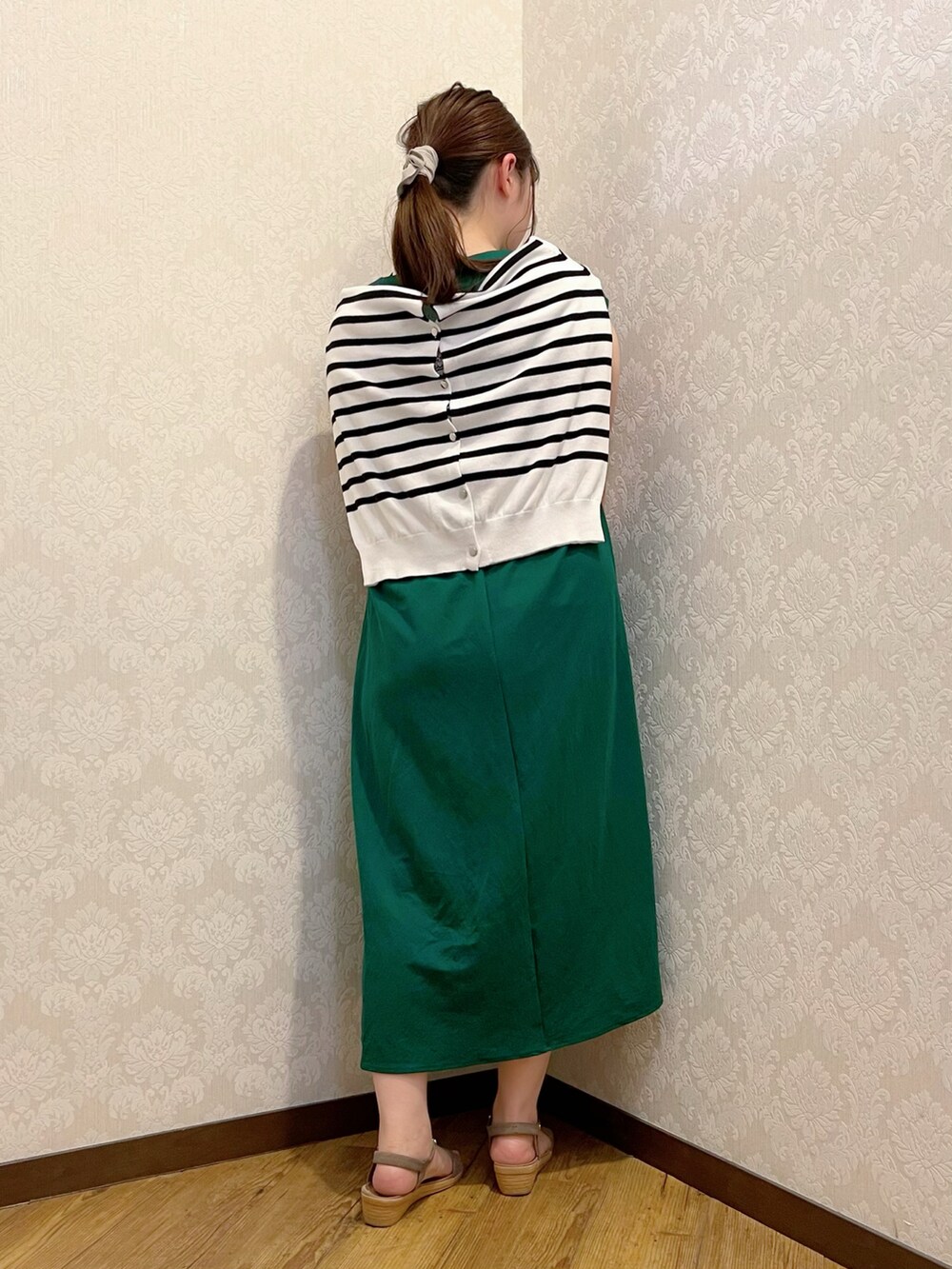 グリーン系のワンピース、ホワイト系のカーディガン/ボレロ、ベージュ系のトートバッグを着用したレディースの夏コーディネートの3枚目の写真