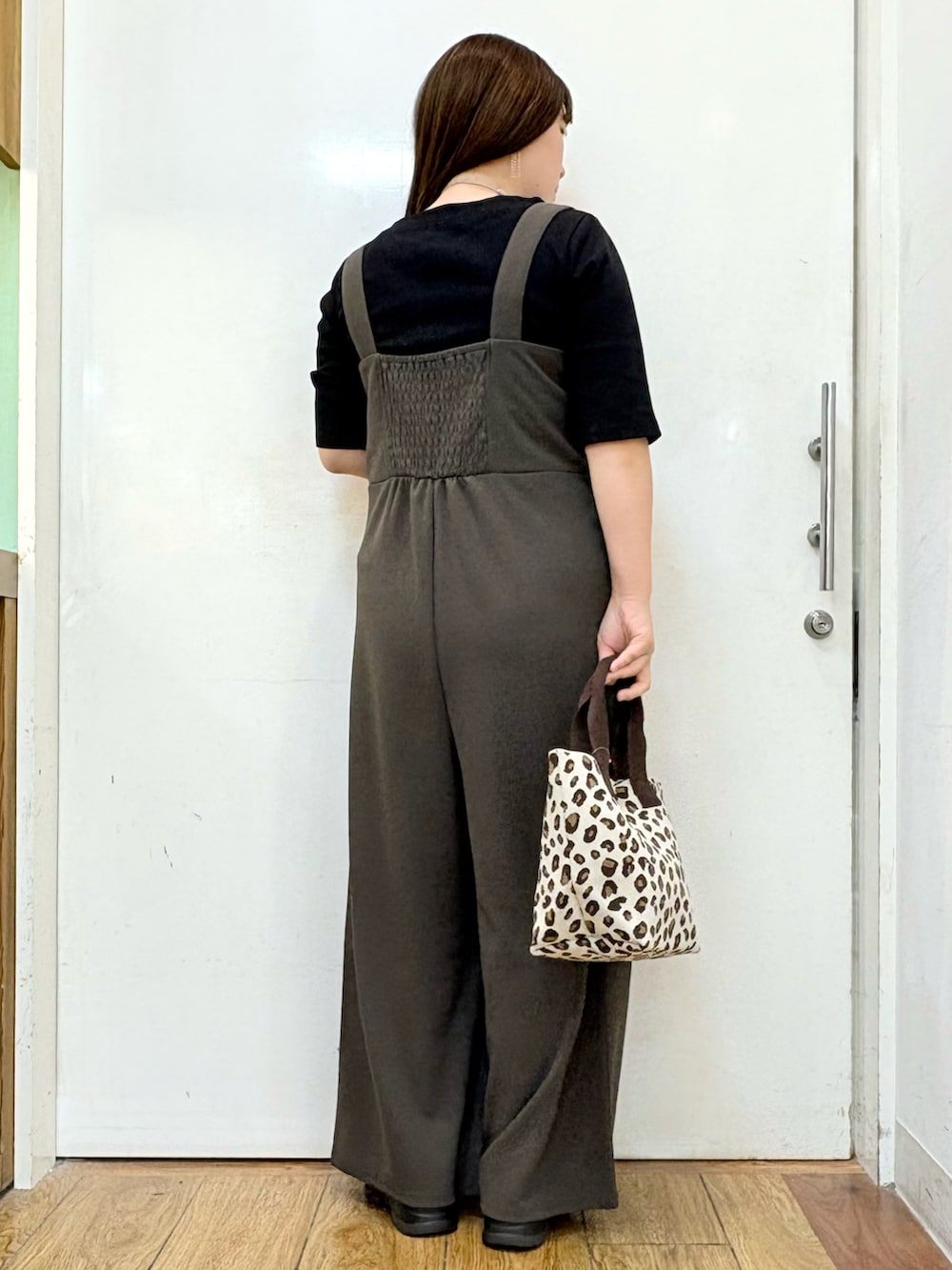 ブラック系のTシャツ/カットソー、ブラック系のサンダル、ブラウン系のサロペット/オーバーオールを着用したレディースの秋コーディネートの3枚目の写真