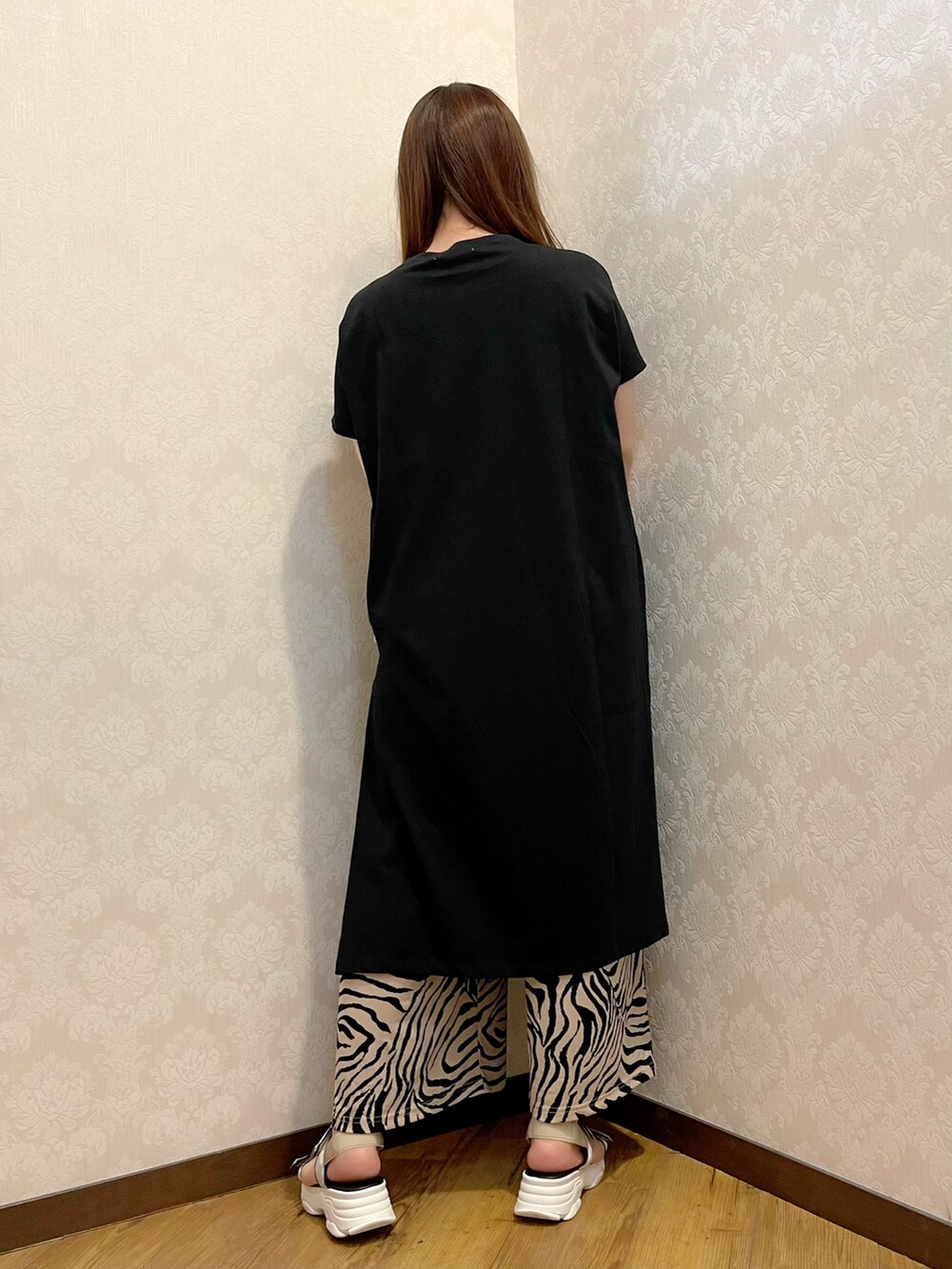 ブラック系のワンピース、ベージュ系のその他パンツ、ブラウン系のショルダーバッグを着用したレディースの夏コーディネートの3枚目の写真