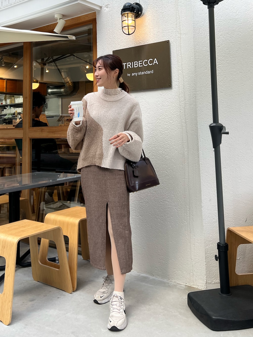 「休日コーデ、オトナカジュアル、プチプラ、ニットコーデ、GRL、スニーカーコーデ、ベージュ、ベージュコーデ、ワントーンコーデ、淡色コーデ」｜「GRLのアイテム（ニット/セーター、ベージュ系）」を使った、otowa mikaさん（レディース・161cm）の冬コーディネートの3枚目の写真