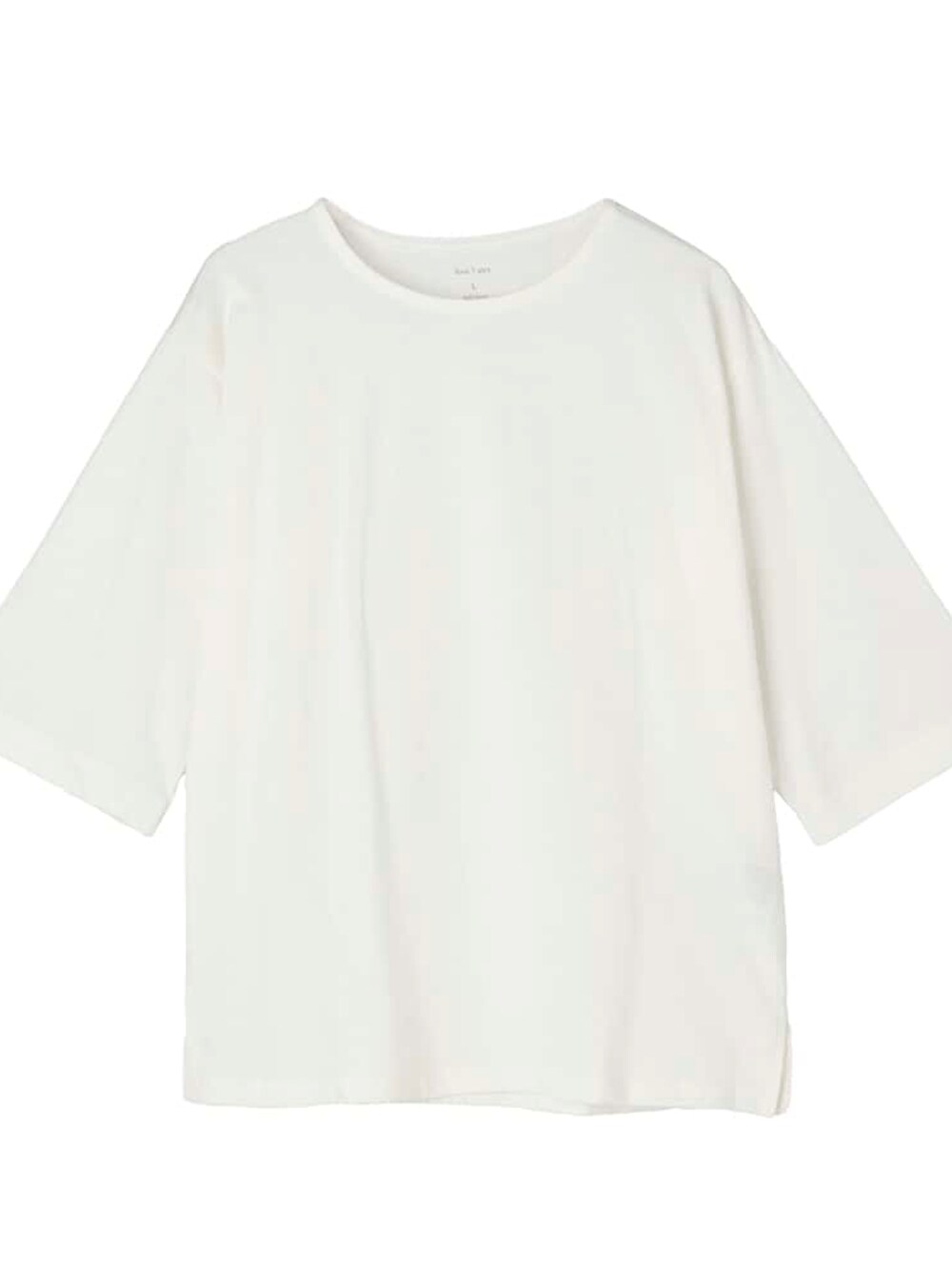 ホワイト系のTシャツ/カットソーを着用したレディースの春コーディネートの2枚目の写真