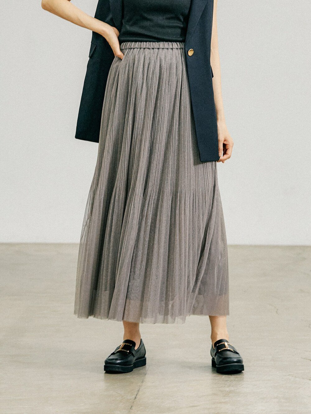 グレー系のスカートを着用したレディースの冬コーディネートの2枚目の写真