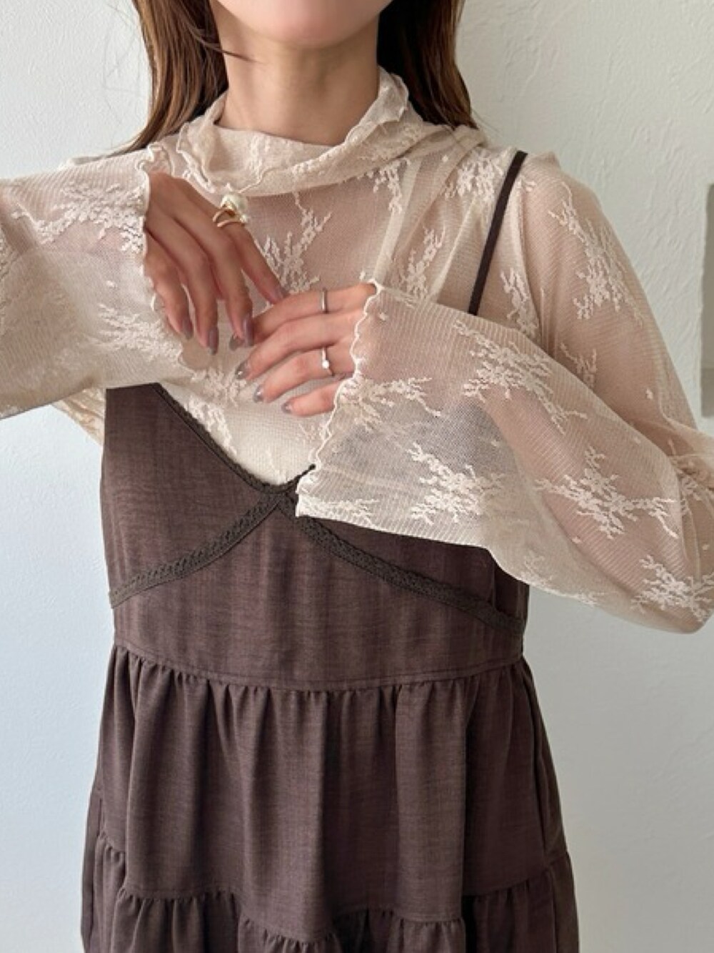 ホワイト系のシャツ/ブラウスを着用したレディースの夏コーディネートの2枚目の写真