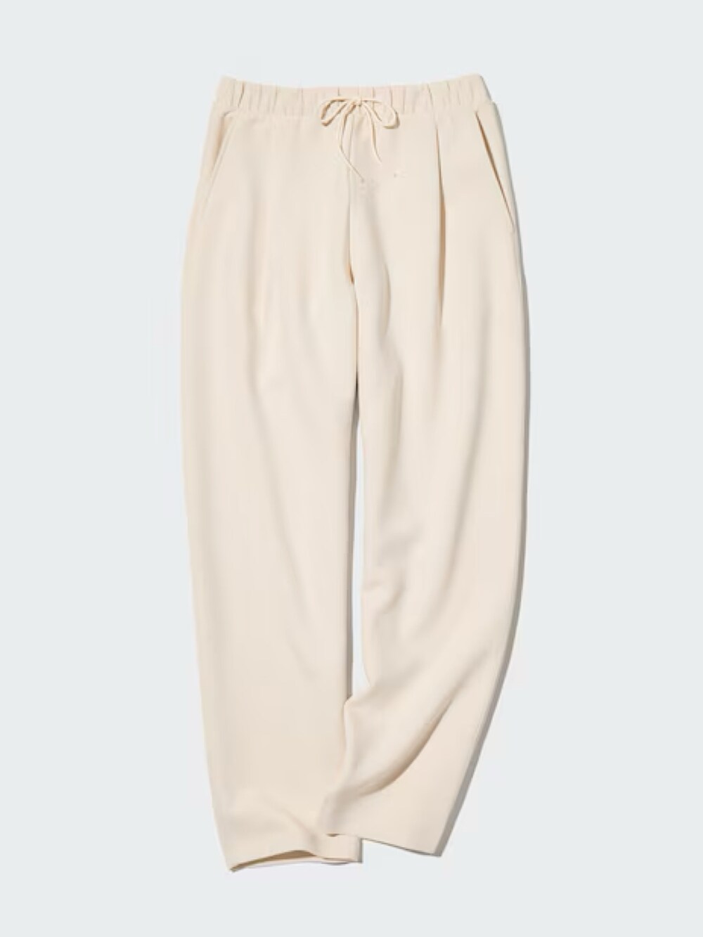 ホワイト系のスウェットパンツを着用したレディースの春コーディネートの2枚目の写真