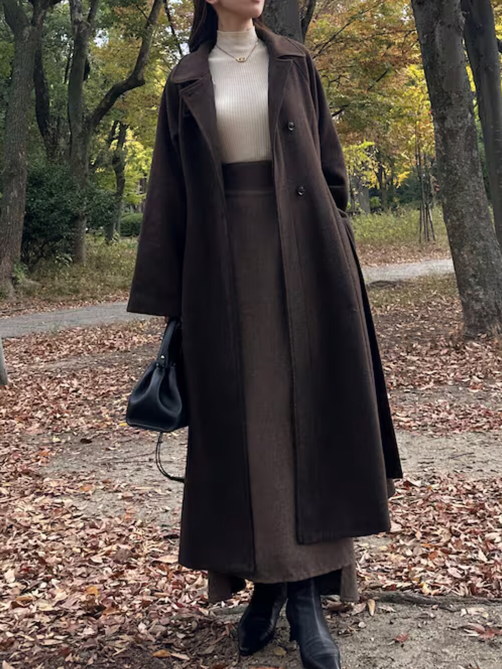 「Louereのアイテム（ステンカラーコート、ブラウン系）」を使った、mocoさん（レディース・158cm）の春コーディネートの3枚目の写真
