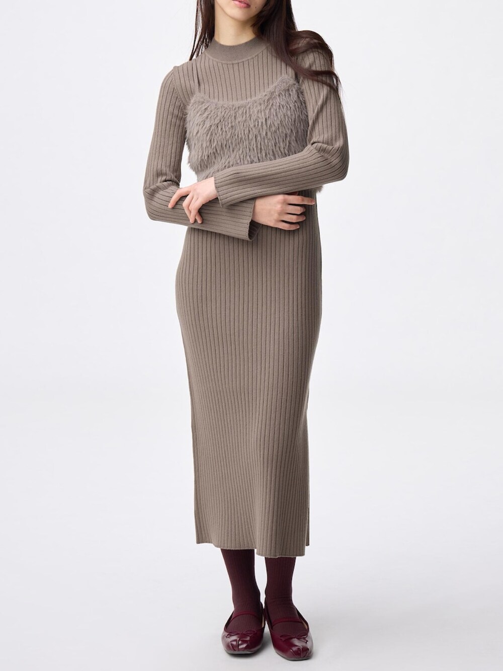 ブラウン系のワンピースを着用したレディースの冬コーディネートの4枚目の写真