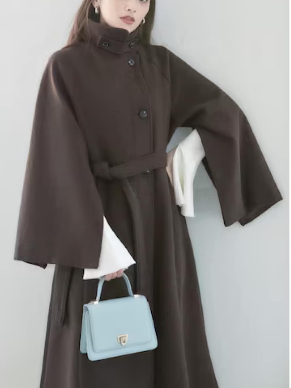 「Louereのアイテム（ステンカラーコート、ブラウン系）」を使った、mocoさん（レディース・158cm）の春コーディネートの4枚目の写真