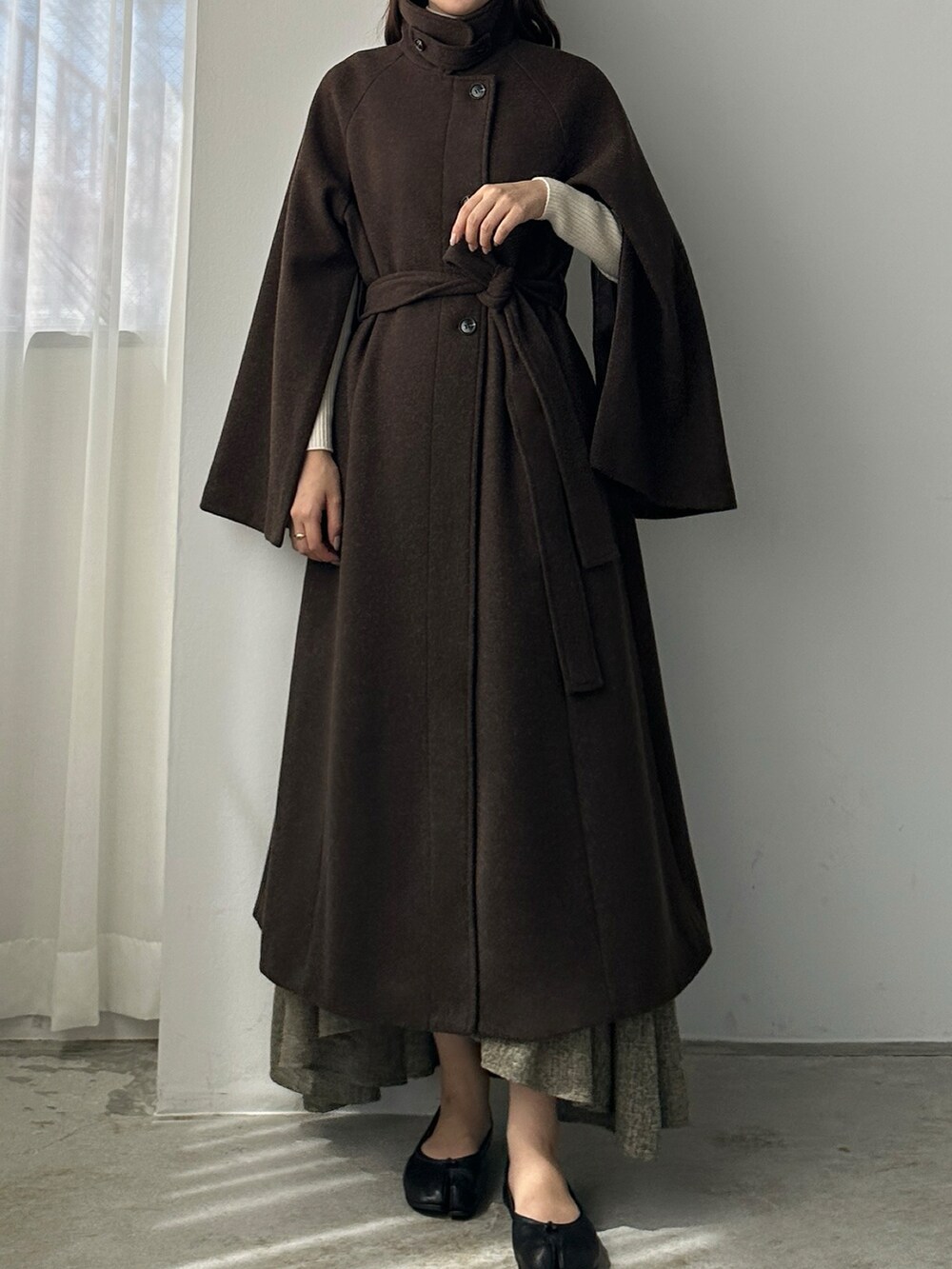 「Louereのアイテム（ステンカラーコート、ブラウン系）」を使った、mocoさん（レディース・158cm）の春コーディネートの2枚目の写真
