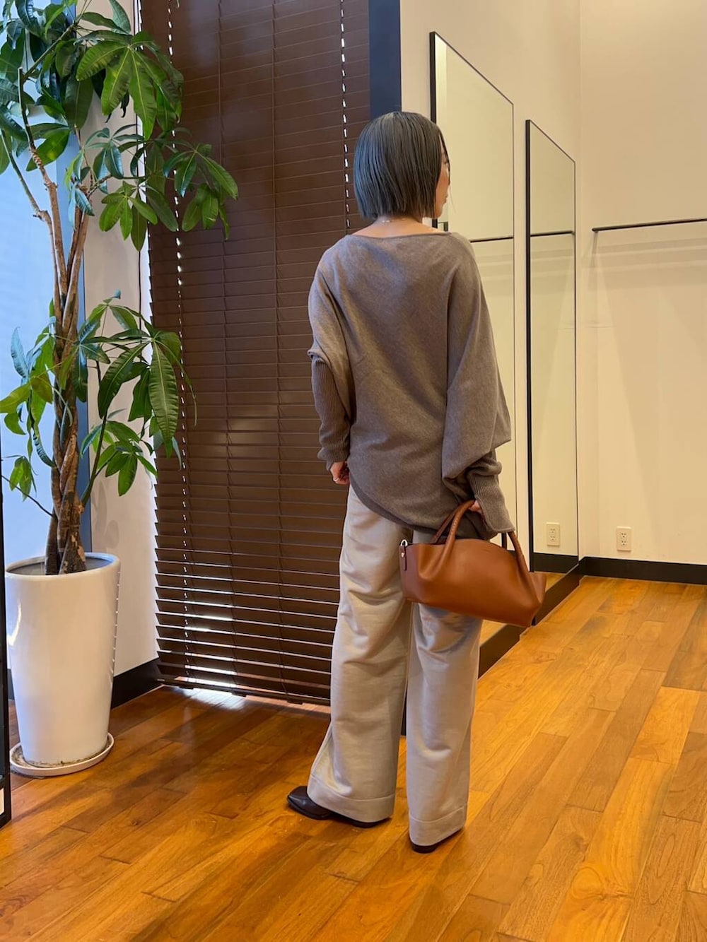 グレー系のその他パンツ、ブラウン系のブーツ、グレー系のニット/セーターを着用したレディースの秋コーディネートの3枚目の写真