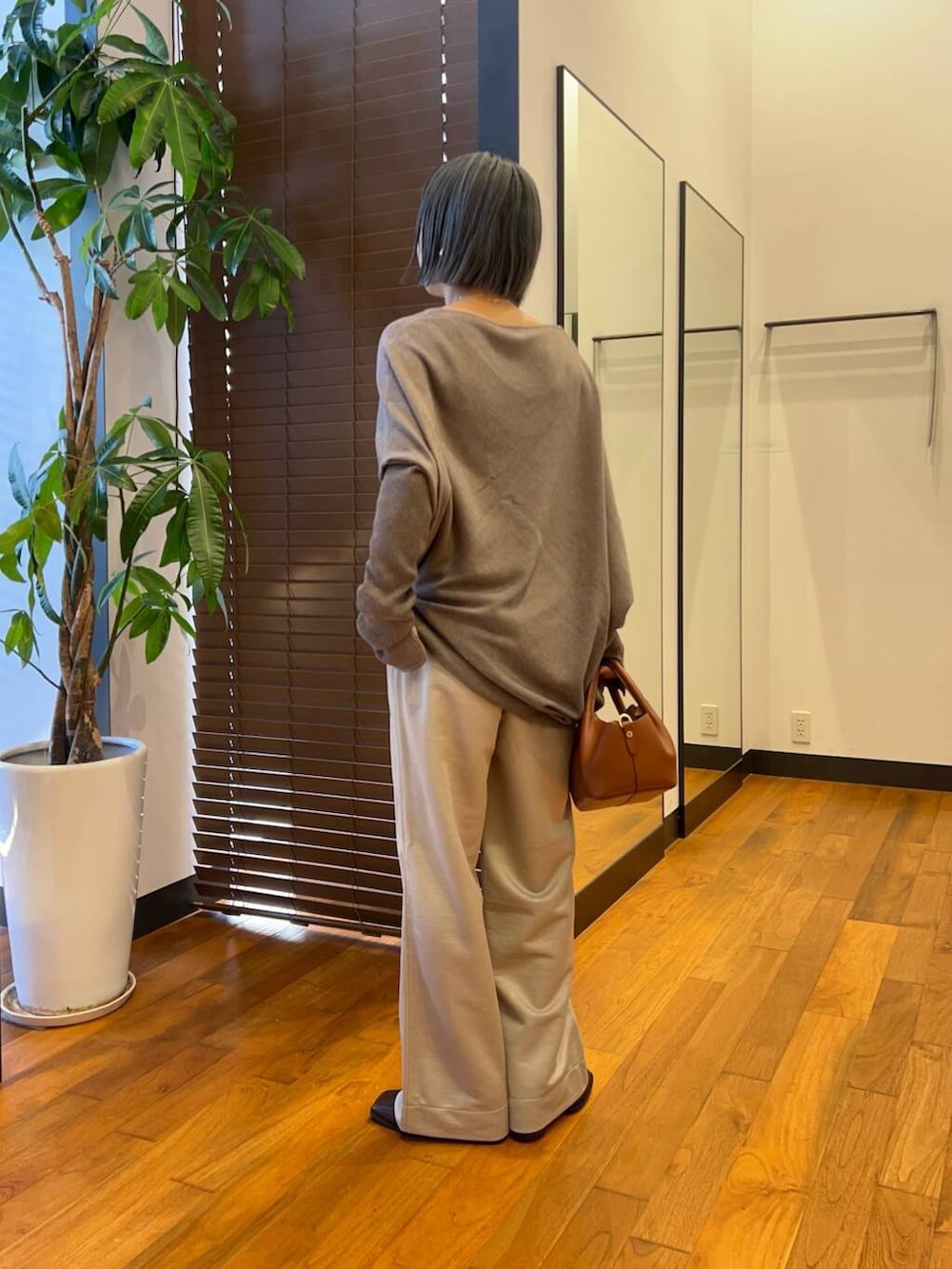 グレー系のその他パンツ、ブラウン系のブーツ、グレー系のニット/セーターを着用したレディースの秋コーディネートの6枚目の写真