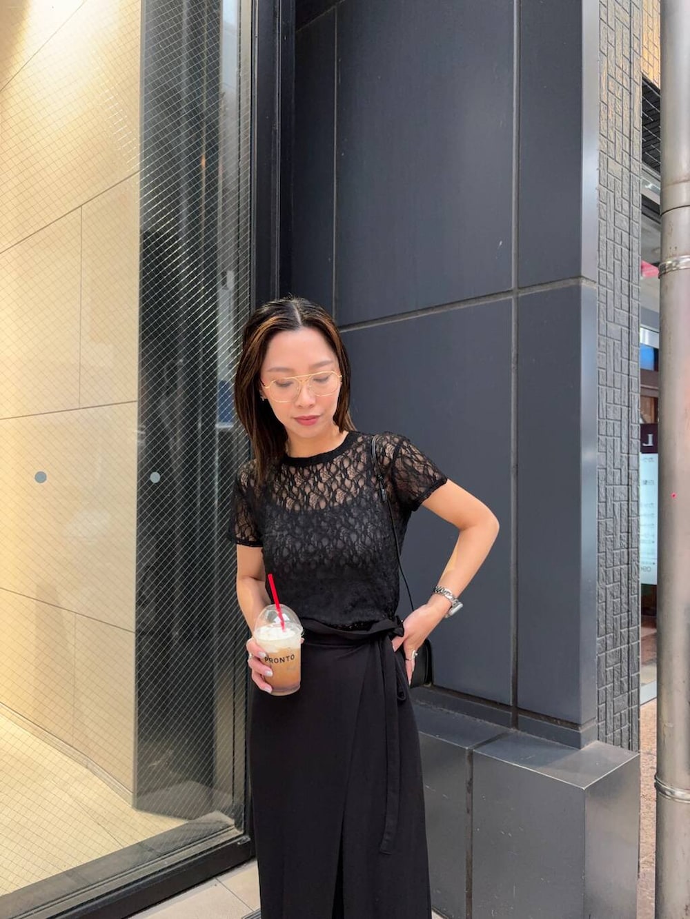 「アーバンリサーチ、モノトーン、ワントーン、URBANRESEARCH、LAATO、ラート、きれいめ派のtシャツコーデ、夏のブラックコーデ、イエベ×ウェーブ、イエベ×秋、私が選ぶセールアイテム25ss」｜「ITTIの『別注』ITTI×URBAN RESEARCH　MICHELLE ERRAND POUCH（ショルダーバッグ、ブラック系）」を使った、SAKI.さん（レディース・160cm）の夏コーディネートの5枚目の写真