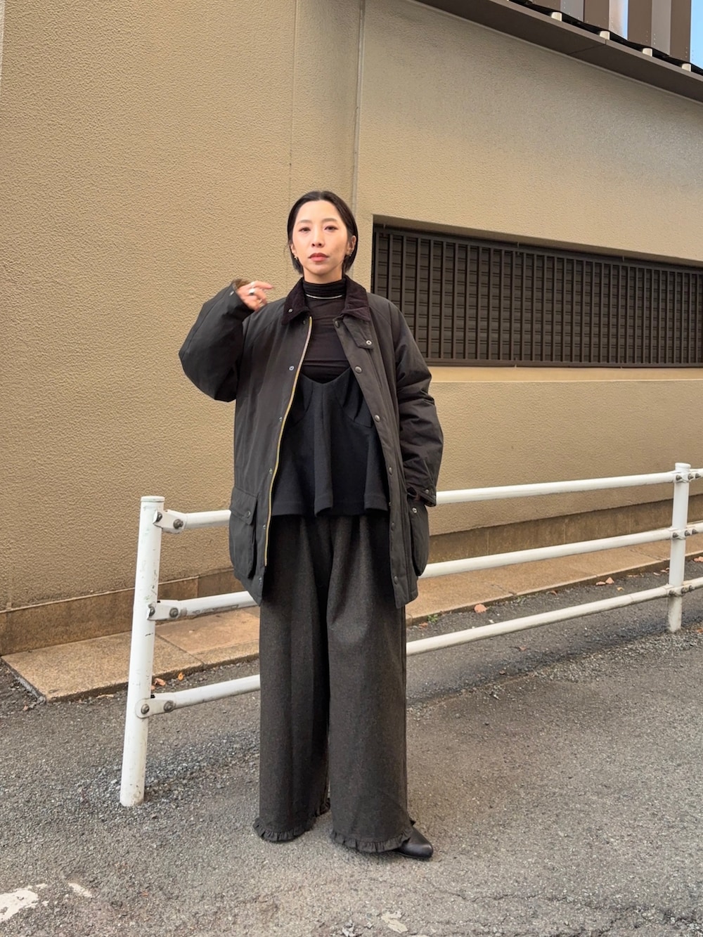 ブラック系のその他アウター、ブラック系のニット/セーター、ブラック系のその他パンツを着用したレディースの冬コーディネートの3枚目の写真