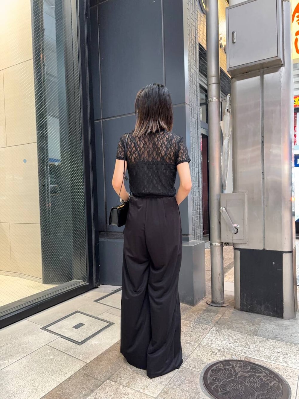 「アーバンリサーチ、モノトーン、ワントーン、URBANRESEARCH、LAATO、ラート、きれいめ派のtシャツコーデ、夏のブラックコーデ、イエベ×ウェーブ、イエベ×秋、私が選ぶセールアイテム25ss」｜「ITTIの『別注』ITTI×URBAN RESEARCH　MICHELLE ERRAND POUCH（ショルダーバッグ、ブラック系）」を使った、SAKI.さん（レディース・160cm）の夏コーディネートの4枚目の写真