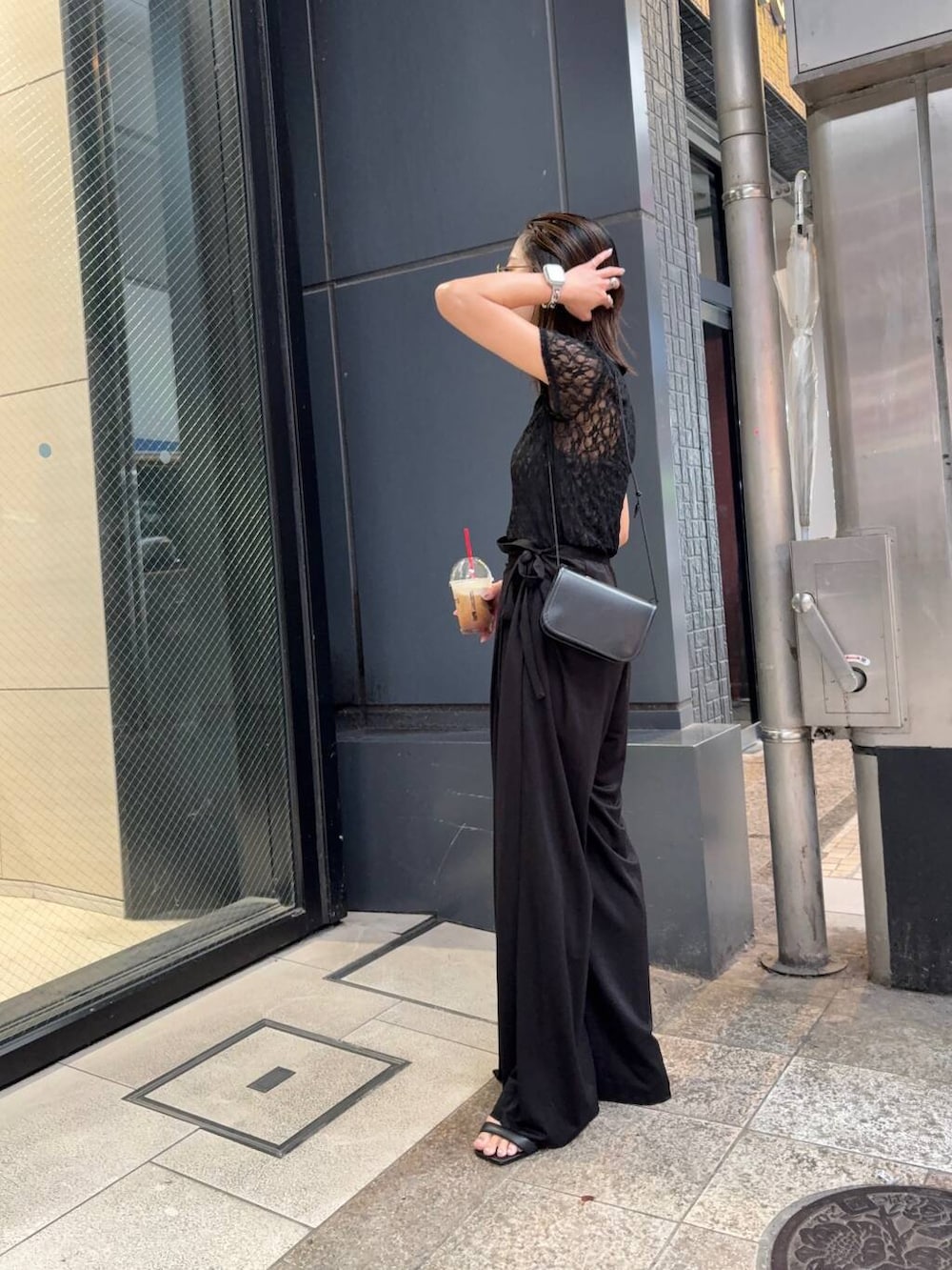 「アーバンリサーチ、モノトーン、ワントーン、URBANRESEARCH、LAATO、ラート、きれいめ派のtシャツコーデ、夏のブラックコーデ、イエベ×ウェーブ、イエベ×秋、私が選ぶセールアイテム25ss」｜「ITTIの『別注』ITTI×URBAN RESEARCH　MICHELLE ERRAND POUCH（ショルダーバッグ、ブラック系）」を使った、SAKI.さん（レディース・160cm）の夏コーディネートの6枚目の写真