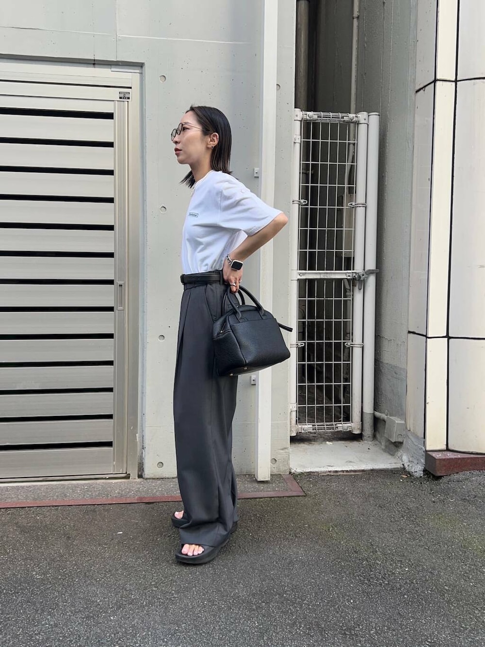 「アーバンリサーチ、ワイドパンツ、スラックス、URBANRESEARCH、Barbour、newarrival、バブアー、ウェーブ体型、ウェーブ×イエベ秋、洒落見えカットソーコーデ」｜「RODE SKOのプレーンボストンバッグ（ボストンバッグ、ブラック系）」を使った、SAKIさん（レディース・160cm）の夏コーディネートの3枚目の写真