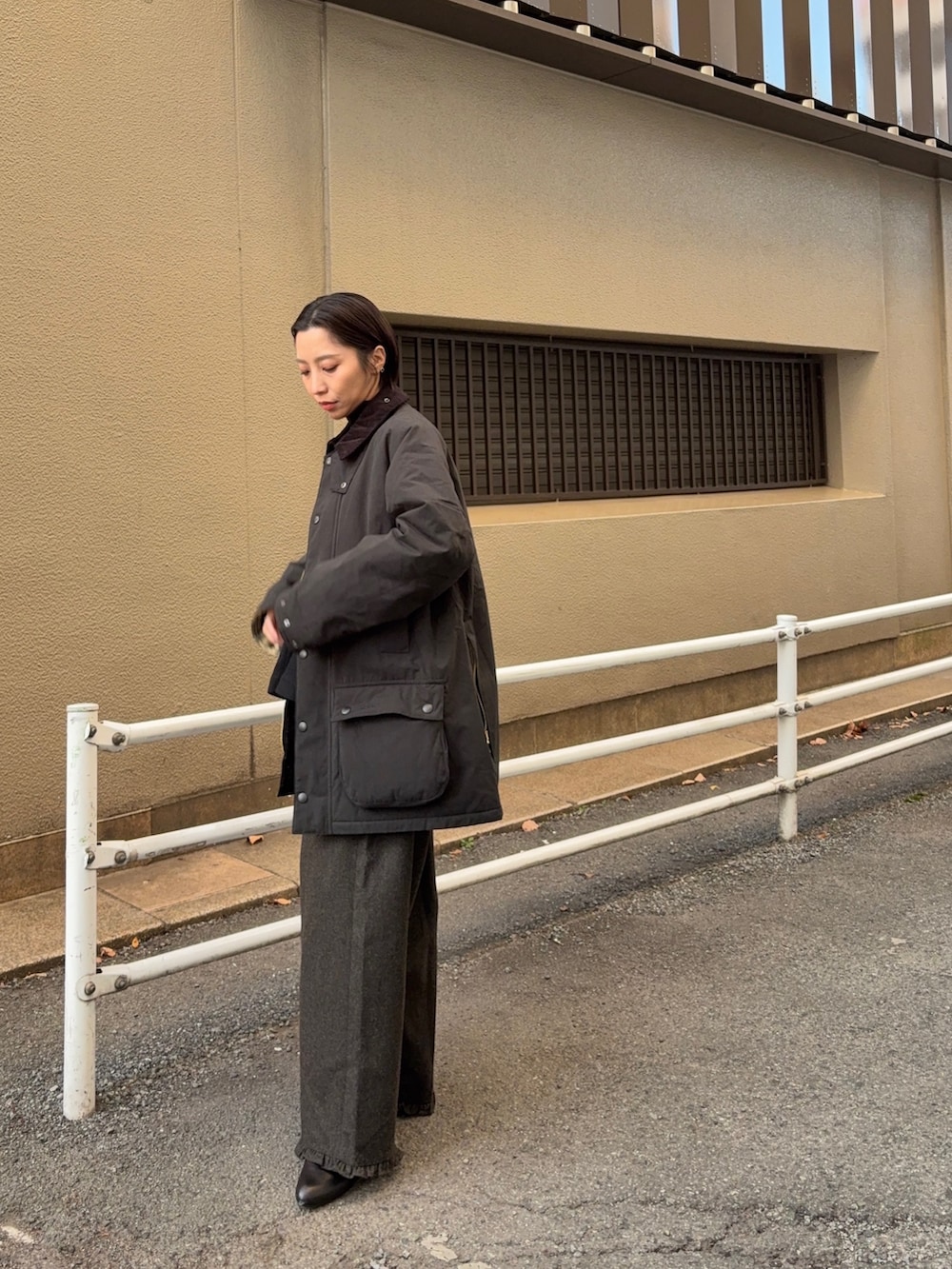 ブラック系のその他アウター、ブラック系のニット/セーター、ブラック系のその他パンツを着用したレディースの冬コーディネートの2枚目の写真