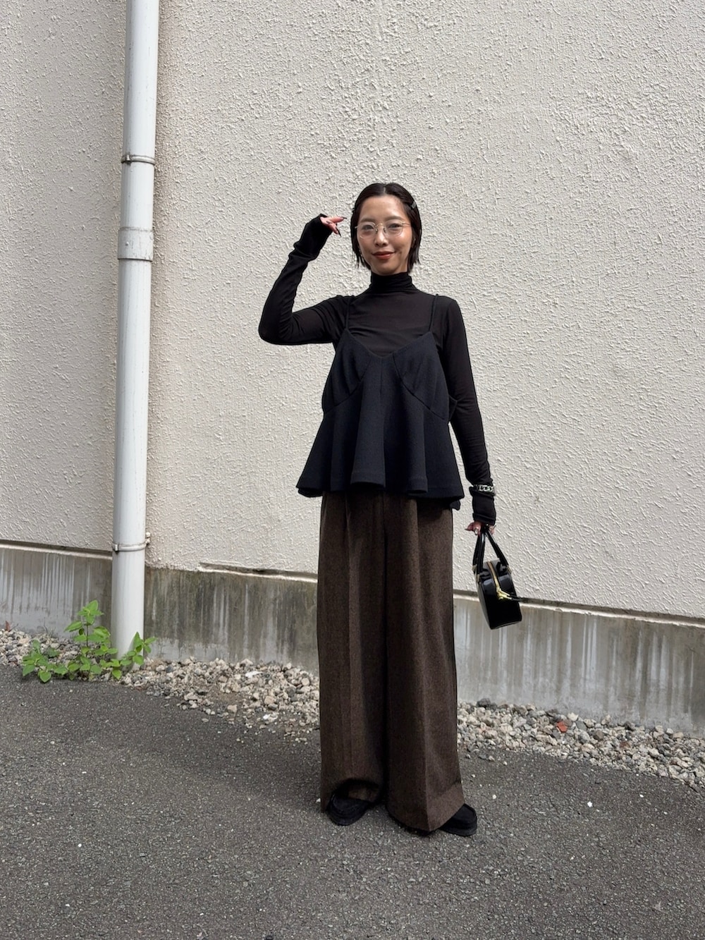 ブラック系のTシャツ/カットソー、イエロー系のその他パンツ、ブラック系のショルダーバッグを着用したレディースの秋コーディネートの3枚目の写真