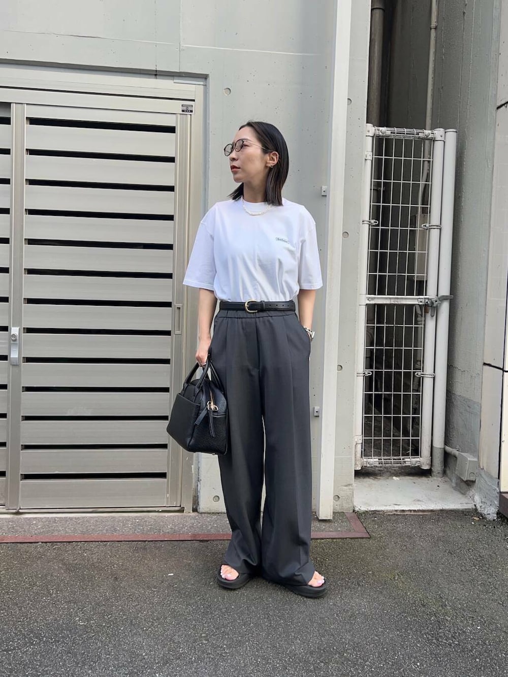 「アーバンリサーチ、ワイドパンツ、スラックス、URBANRESEARCH、Barbour、newarrival、バブアー、ウェーブ体型、ウェーブ×イエベ秋、洒落見えカットソーコーデ」｜「RODE SKOのプレーンボストンバッグ（ボストンバッグ、ブラック系）」を使った、SAKIさん（レディース・160cm）の夏コーディネートの2枚目の写真