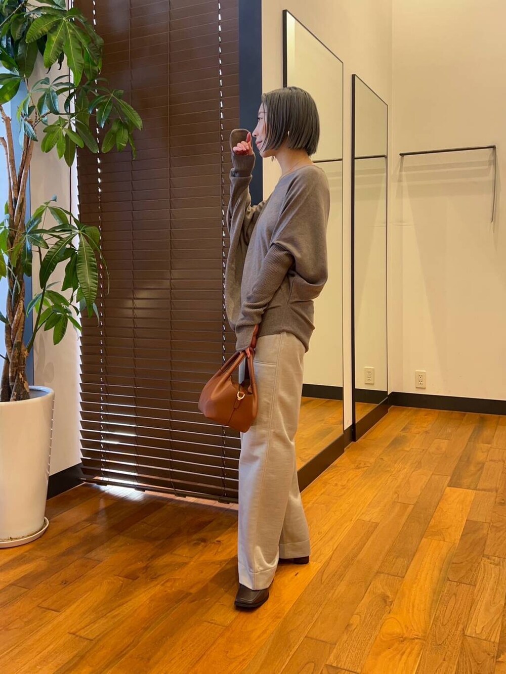 グレー系のその他パンツ、ブラウン系のブーツ、グレー系のニット/セーターを着用したレディースの秋コーディネートの5枚目の写真