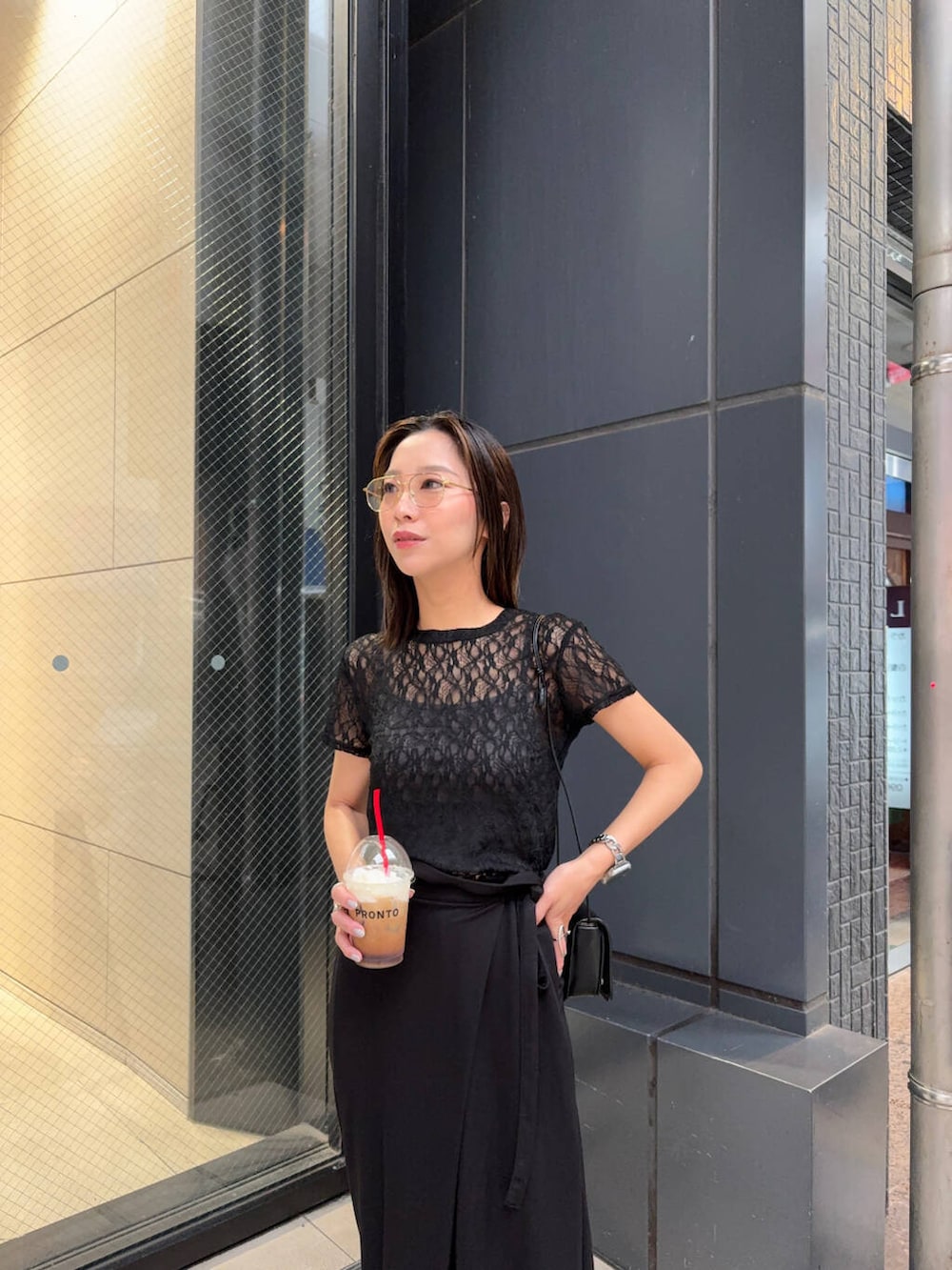 「アーバンリサーチ、モノトーン、ワントーン、URBANRESEARCH、LAATO、ラート、きれいめ派のtシャツコーデ、夏のブラックコーデ、イエベ×ウェーブ、イエベ×秋、私が選ぶセールアイテム25ss」｜「ITTIの『別注』ITTI×URBAN RESEARCH　MICHELLE ERRAND POUCH（ショルダーバッグ、ブラック系）」を使った、SAKI.さん（レディース・160cm）の夏コーディネートの2枚目の写真