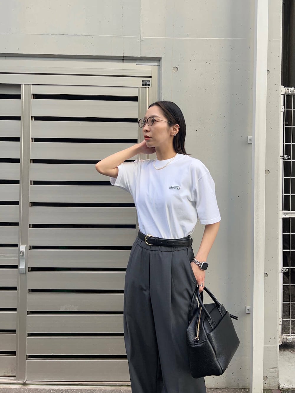 「アーバンリサーチ、ワイドパンツ、スラックス、URBANRESEARCH、Barbour、newarrival、バブアー、ウェーブ体型、ウェーブ×イエベ秋、洒落見えカットソーコーデ」｜「RODE SKOのプレーンボストンバッグ（ボストンバッグ、ブラック系）」を使った、SAKIさん（レディース・160cm）の夏コーディネートの4枚目の写真