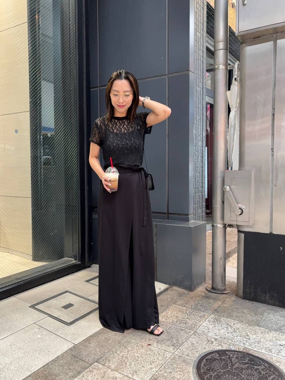 「アーバンリサーチ、モノトーン、ワントーン、URBANRESEARCH、LAATO、ラート、きれいめ派のtシャツコーデ、夏のブラックコーデ、イエベ×ウェーブ、イエベ×秋、私が選ぶセールアイテム25ss」｜「ITTIの『別注』ITTI×URBAN RESEARCH　MICHELLE ERRAND POUCH（ショルダーバッグ、ブラック系）」を使った、SAKI.さん（レディース・160cm）の夏コーディネートの3枚目の写真