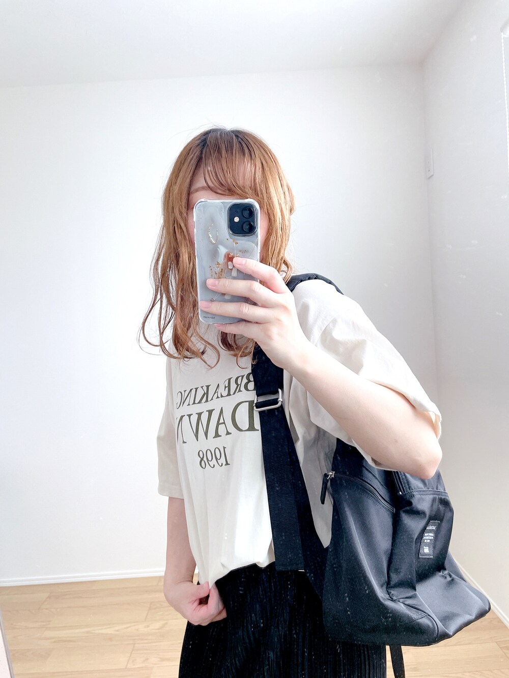「コンバース、夏コーデ、大人カジュアル、カジュアルコーデ、今日のコーデ、スカート、低身長コーデ、スニーカー、おしゃれさんと繋がりたい、リュック、公園、ママコーデ、カラーソックス、きれいめカジュアル、タックイン」｜「JOURNAL STANDARD relumeのコットンロゴプリントTEE（Tシャツ/カットソー、ホワイト系）」を使った、nanoさん（レディース・149cm）の夏コーディネートの3枚目の写真
