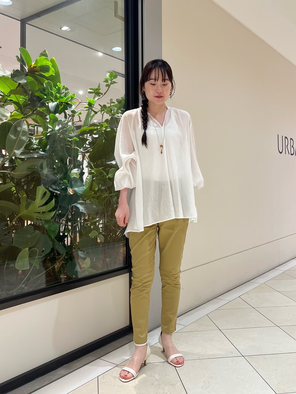 「きれいめカジュアル、シアートップス、ブラウス、大人可愛い、大人コーデ、チノパン、シンプル、パンツスタイル、大人ガーリー、大人女子、シルバーアクセサリー、シア―ブラウス、ガーリーコーデ、夏コーデ、サンダル」|「URBAN RESEARCHのアイテム(チノパンツ、ベージュ系)」を使った、とやまさん(レディース・163cm)の夏コーディネートの3枚目の写真