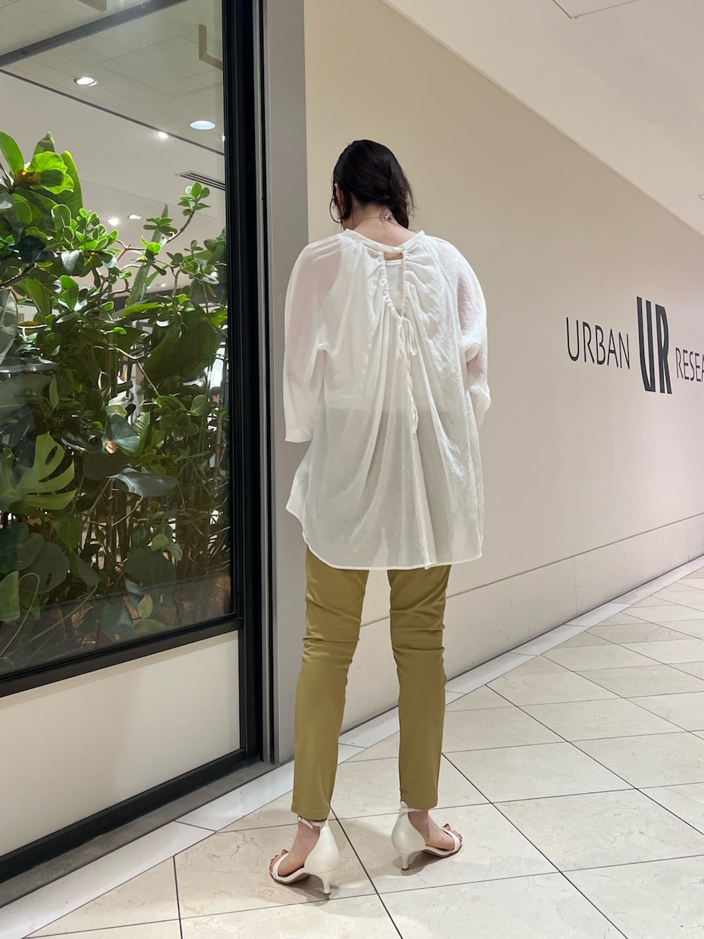 「きれいめカジュアル、シアートップス、ブラウス、大人可愛い、大人コーデ、チノパン、シンプル、パンツスタイル、大人ガーリー、大人女子、シルバーアクセサリー、シア―ブラウス、ガーリーコーデ、夏コーデ、サンダル」|「URBAN RESEARCHのアイテム(チノパンツ、ベージュ系)」を使った、とやまさん(レディース・163cm)の夏コーディネートの2枚目の写真
